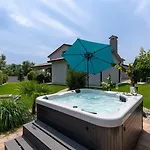 Filton With Private Pool, Sauna, Pool And Jacuzzi Willa