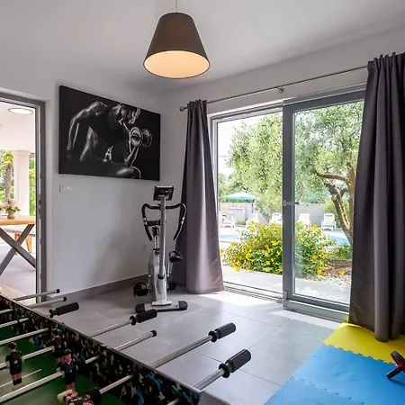 Villa Filton With Private Pool, Sauna, Pool And Jacuzzi *