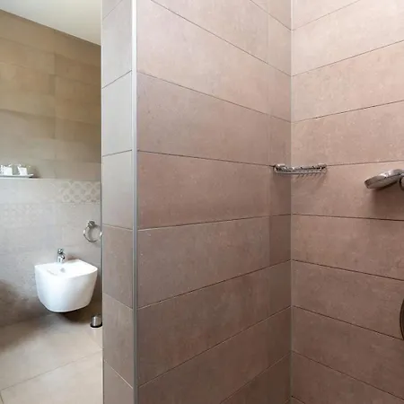 Villa Filton With Private Pool, Sauna, Pool And Jacuzzi *