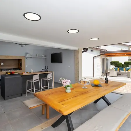 Filton With Private Pool, Sauna, Pool And Jacuzzi * Markovac